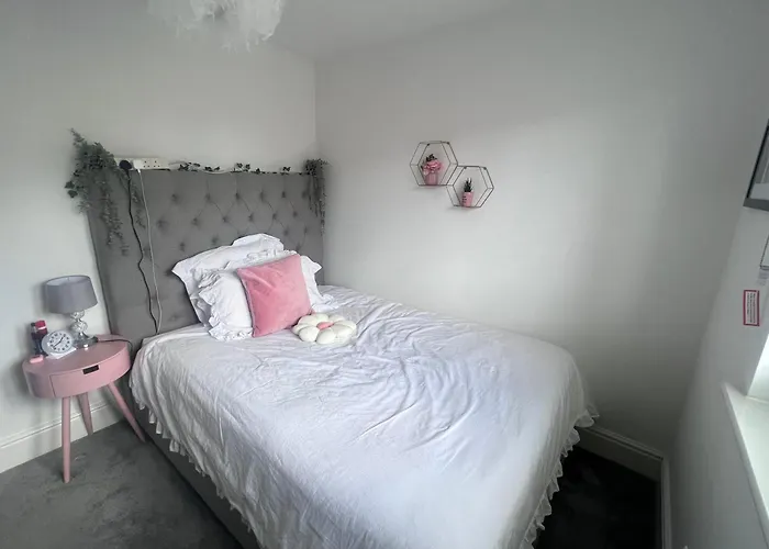 Modern Comfortable House On Quiet Development Horley 